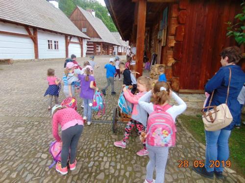 Wycieczka przedszkolaków do Skansenu